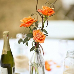Цветочная композиция на стол гостей из оранжевых роз