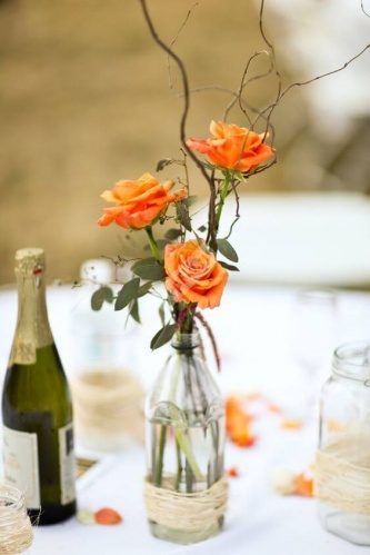 Цветочная композиция на стол гостей из оранжевых роз