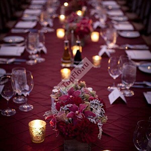 Оформление свадебного стола в бордовом цвете