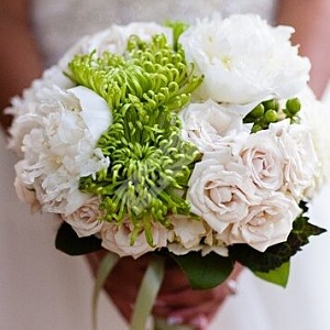 Букет невесты из пионов хризантем и кустовых роз