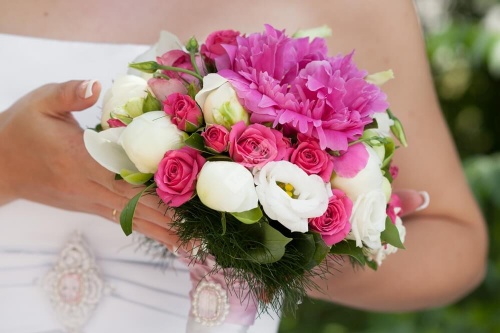 Букет невесты ярко Розовый с розой и пионом