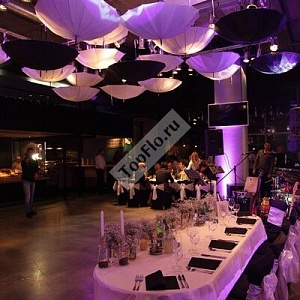 Бело-коричневое оформление зала свадьбы с подвесными зонтиками