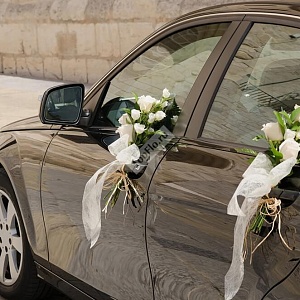 Украшение дверей автомобиля из белой розы и белой эустомы