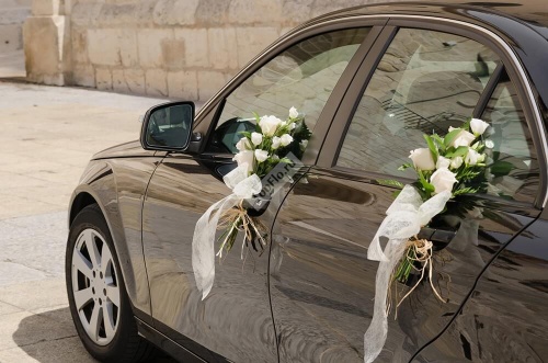 Украшение дверей автомобиля из белой розы и белой эустомы