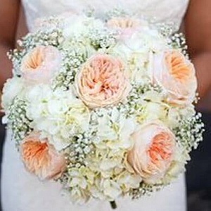 Букет невесты из розы остина гортензии и гипсофилы