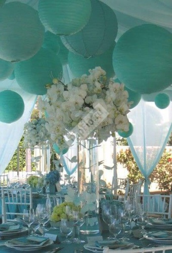 Оформление зала свадьбы белыми орхидеями и бирюзовыми бумажными фонарями