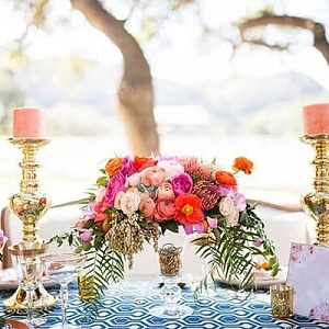 Украшение свадебного стола в розовых тонах с золотыми подсвечниками