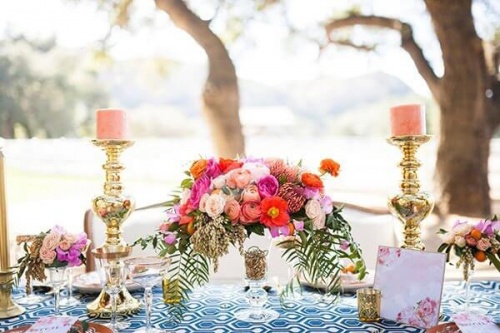 Украшение свадебного стола в розовых тонах с золотыми подсвечниками
