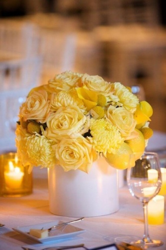Цветочная композиция на стол гостей в нежно жёлтом цвете