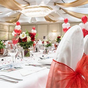 Украшение свадебного зала в красно-белом цвете с воздушными шарами