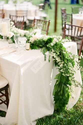 Украшение свадебного стола листьями и белыми цветами