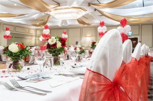 Украшение свадебного зала в красно-белом цвете с воздушными шарами