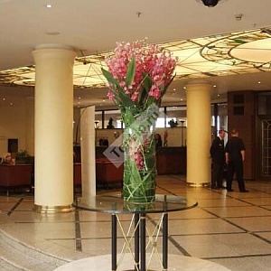Цветы в вазе для декора интерьера