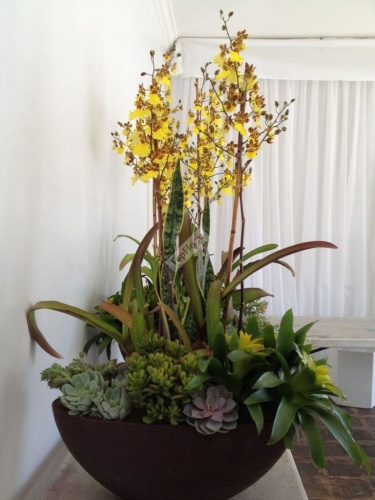 Цветочная композиция с орхидеями для декора в жёлтом цвете