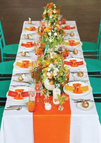 Оформление стола с оранжевым раннером