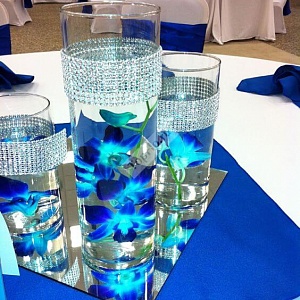 Зеркальная композиция на стол гостей в синем цвете