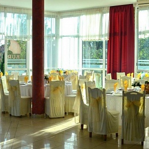 Оформление зала свадьбы в нежно жёлтом цвете