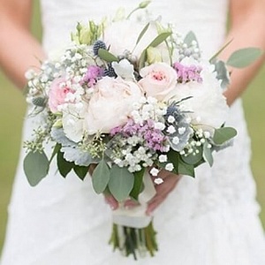 Букет невесты из пионов гипсофилы и роз