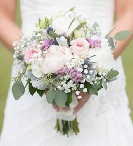 Букет невесты из пионов гипсофилы и роз