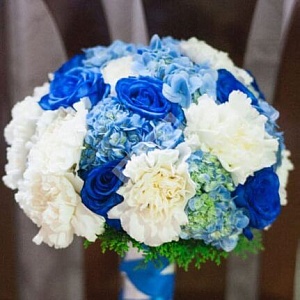 Букет невесты сине голубой с розой и гортензией