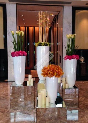 Цветы в вазах для оформления холла