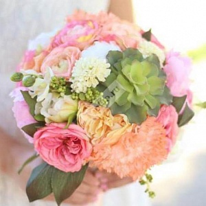 Букет невесты из пионовидных и каменных роз