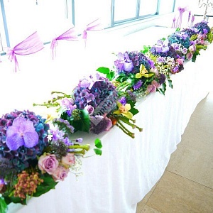 Сиреневая цветочная композиция для украшения стола