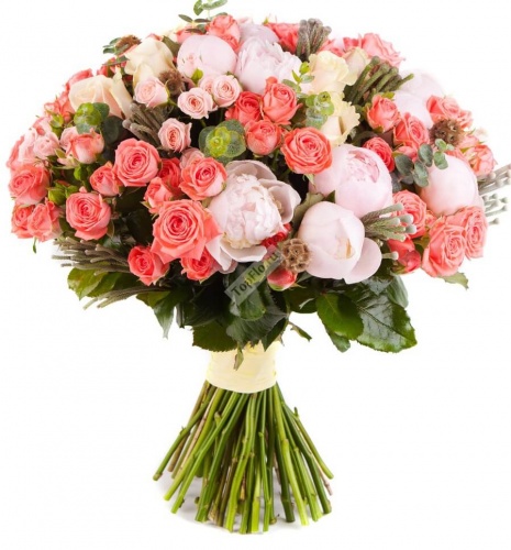 Букет Сара Бернар с розами пионами и бруниями