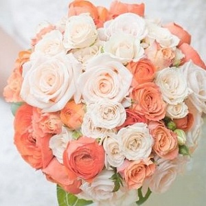 Букет невесты из роз и кустовых роз