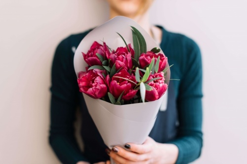 Букет пурпурные тюльпаны