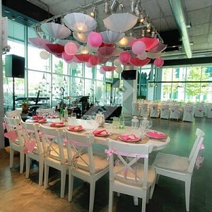 Украшение зала свадьбы в розовом цвете с подвешенными зонтиками