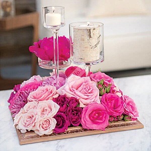 Цветочная композиция на стол гостей из цветов разных оттенков розового