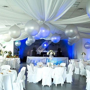 Оформление зала в белом цвете с воздушными шарами