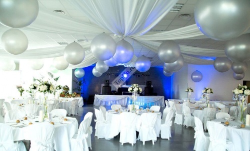 Оформление зала в белом цвете с воздушными шарами