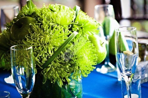 Круглая композиция на стол гостей в зеленом цвете