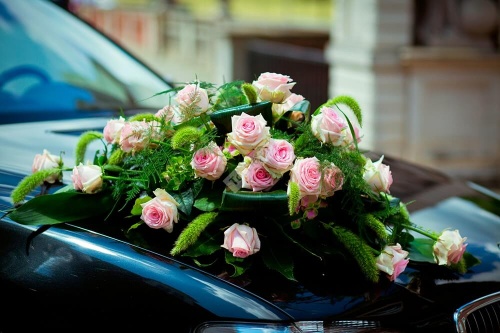 Украшение автомобиля с розовой розой и розовой гортензией