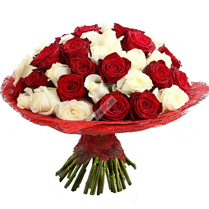 Букет из 45 белых и красных роз Английский шарм