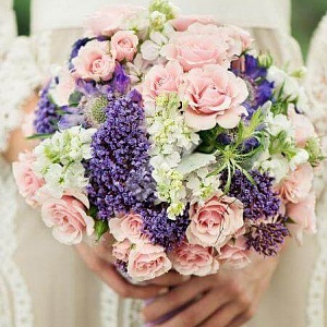 Букет невесты из кустовых роз маттиолы и статицы