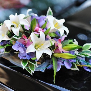 Украшение автомобиля из лилии и орхидеи