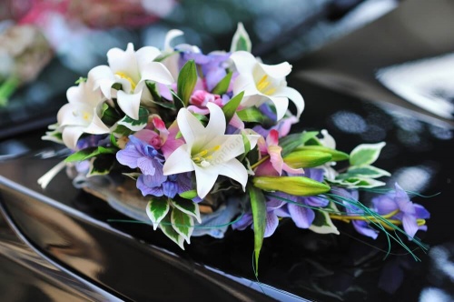 Украшение автомобиля из лилии и орхидеи