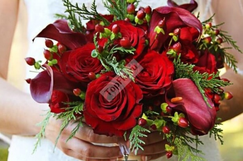 Букет невесты из красных роз и калл
