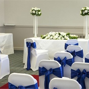 Оформление зала свадьбы в сине белых тонах
