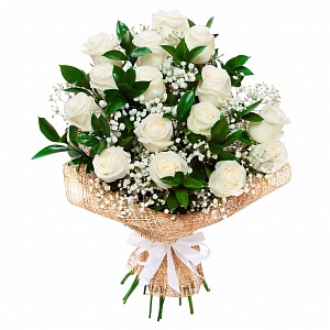 Букет роз с белыми цветочками