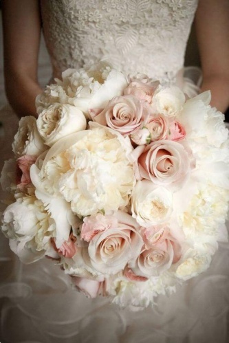 Воздушный букет невесты из пионов и роз
