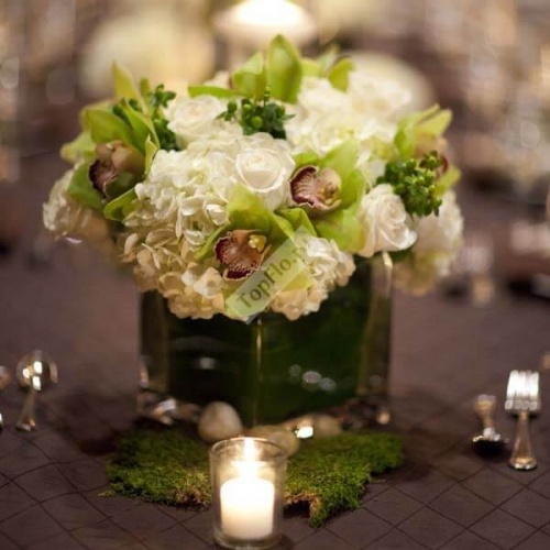 Цветочная композиция на стол гостей с орхидеей цимбидиум