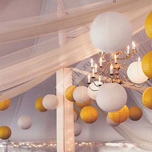 Украшение зала свадьбы золотыми и белыми бумажными фонарями