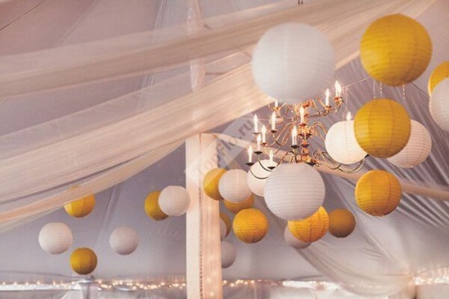 Украшение зала свадьбы золотыми и белыми бумажными фонарями