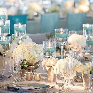 Бело-голубое украшение свадебных столов