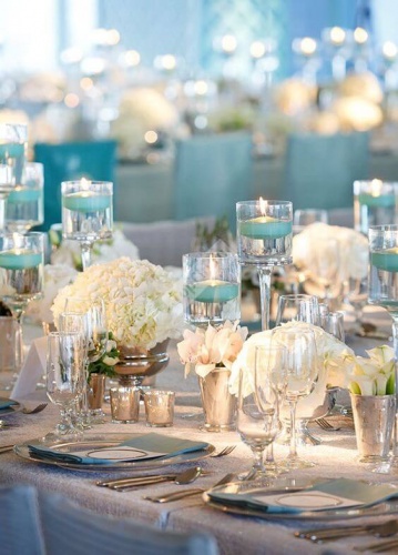 Бело-голубое украшение свадебных столов