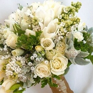 Букет невесты из розы, белой сирени и фрезии